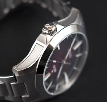 Load image into Gallery viewer, Crown with engraved Relio logo
