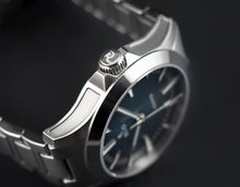 Load image into Gallery viewer, Crown with engraved Relio logo